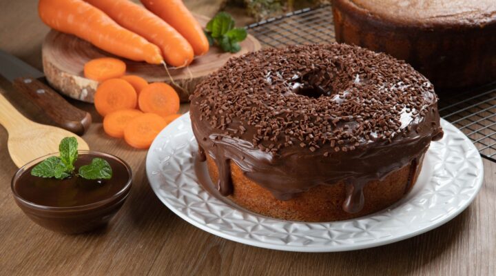 Bolo de cenoura com cobertura de chocolate