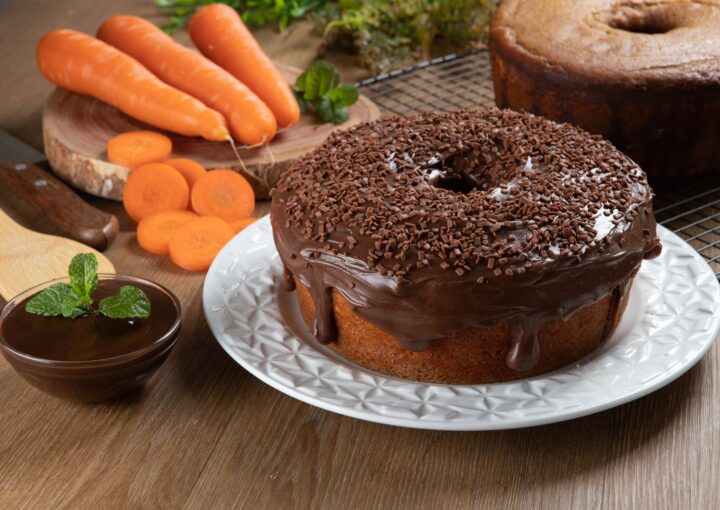 Bolo de cenoura com cobertura de chocolate
